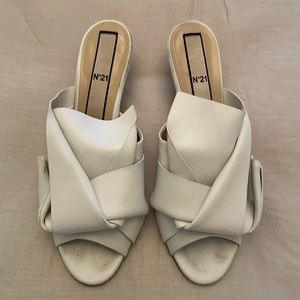 No. 21 White Geometric Bow Mules